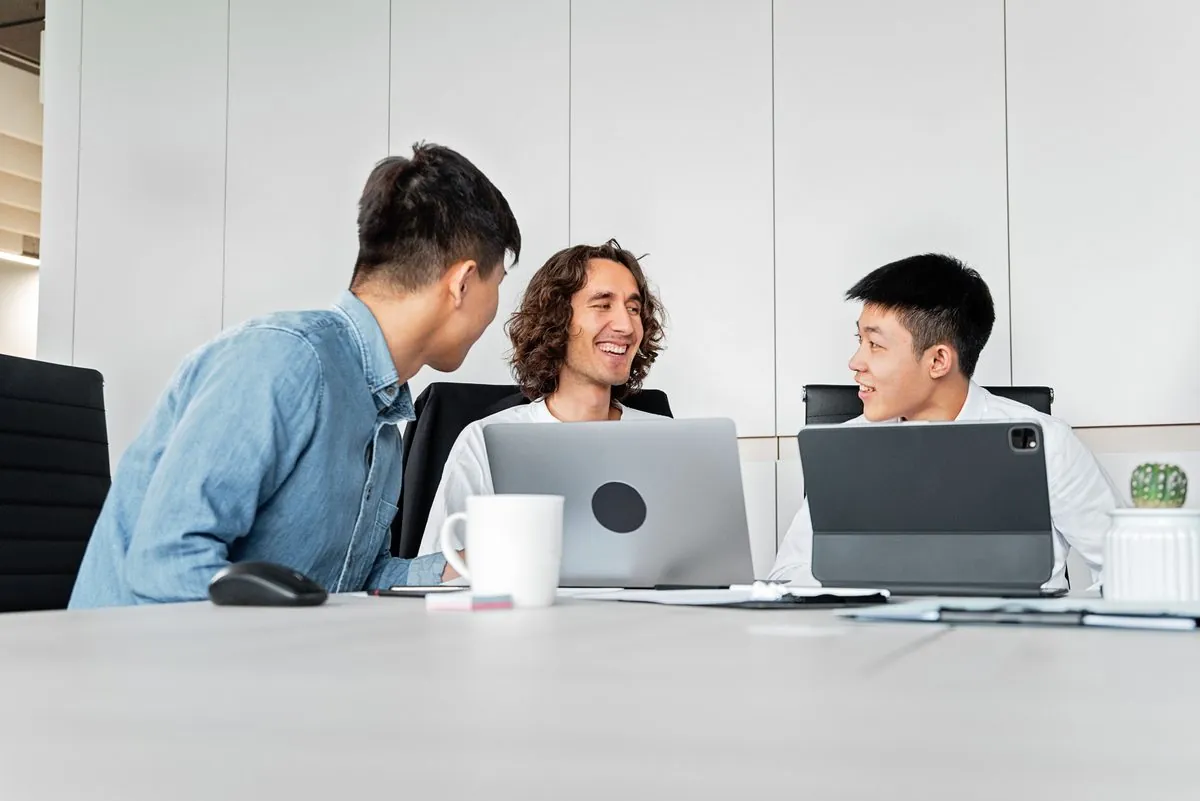 Collega's lachen samen tijdens een informeel overleg
