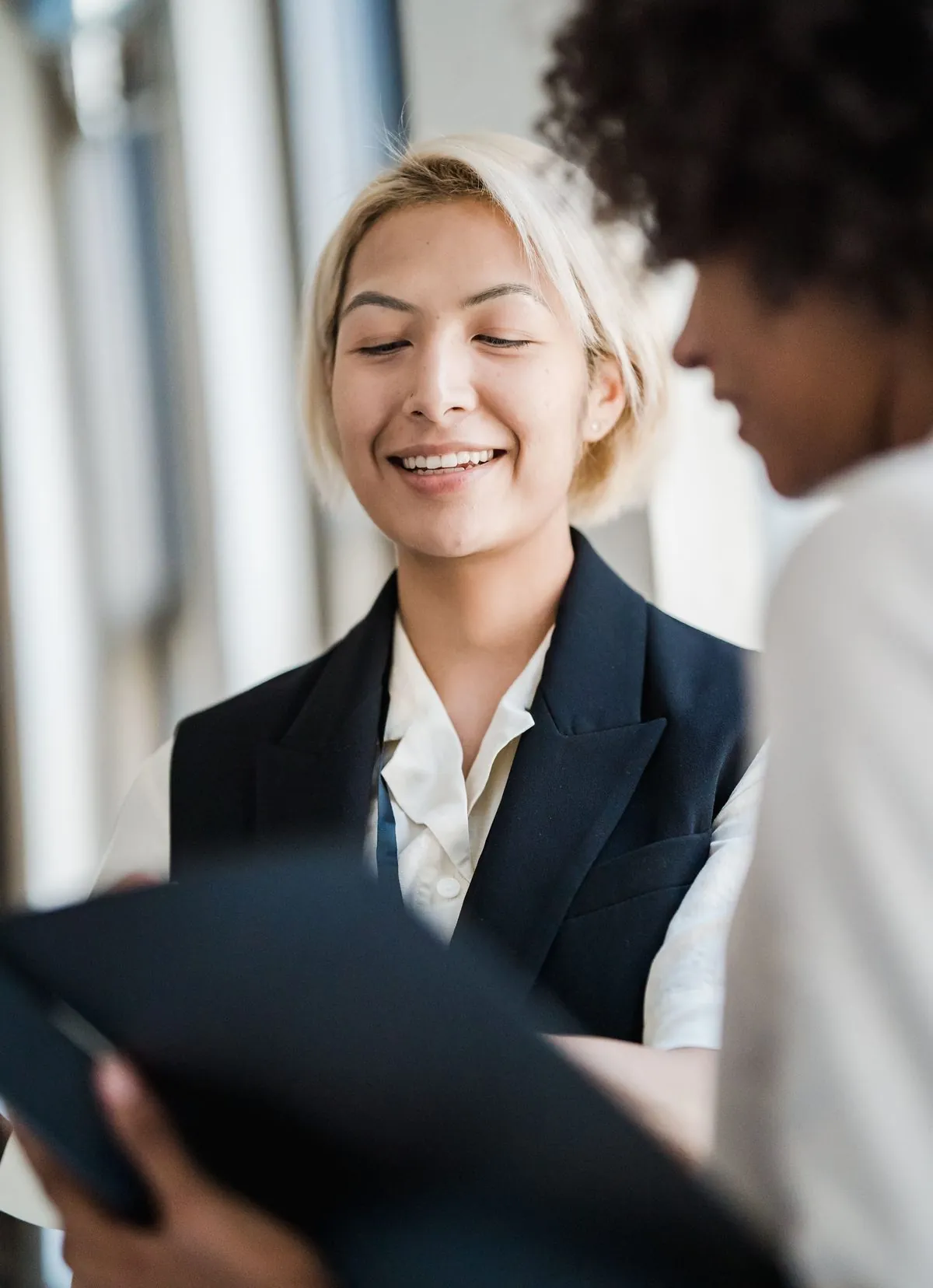 Collega's overleggen met een tablet erbij