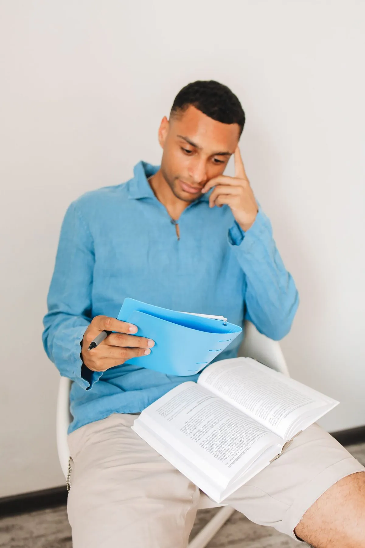 Man leest geconcentreerd in een notitieboek