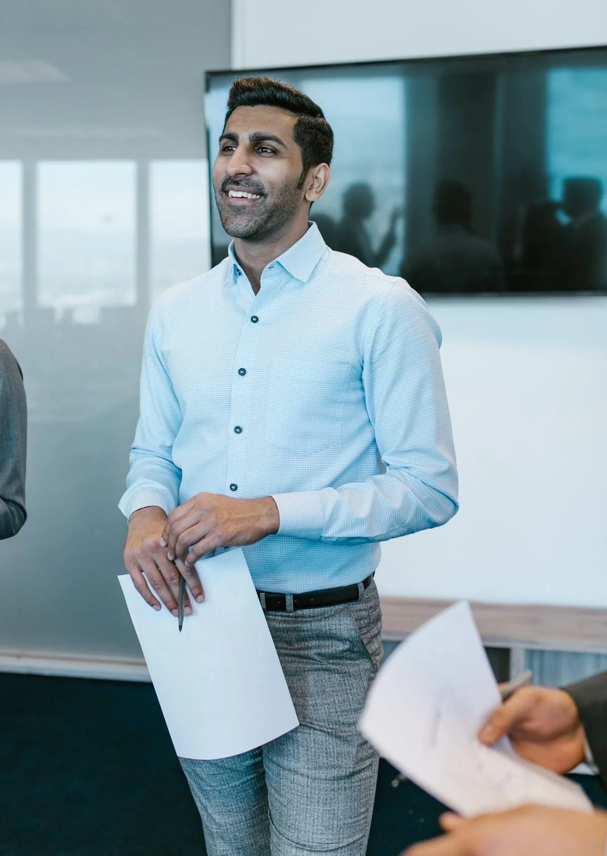 Man presenteert met vertrouwen aan collega's