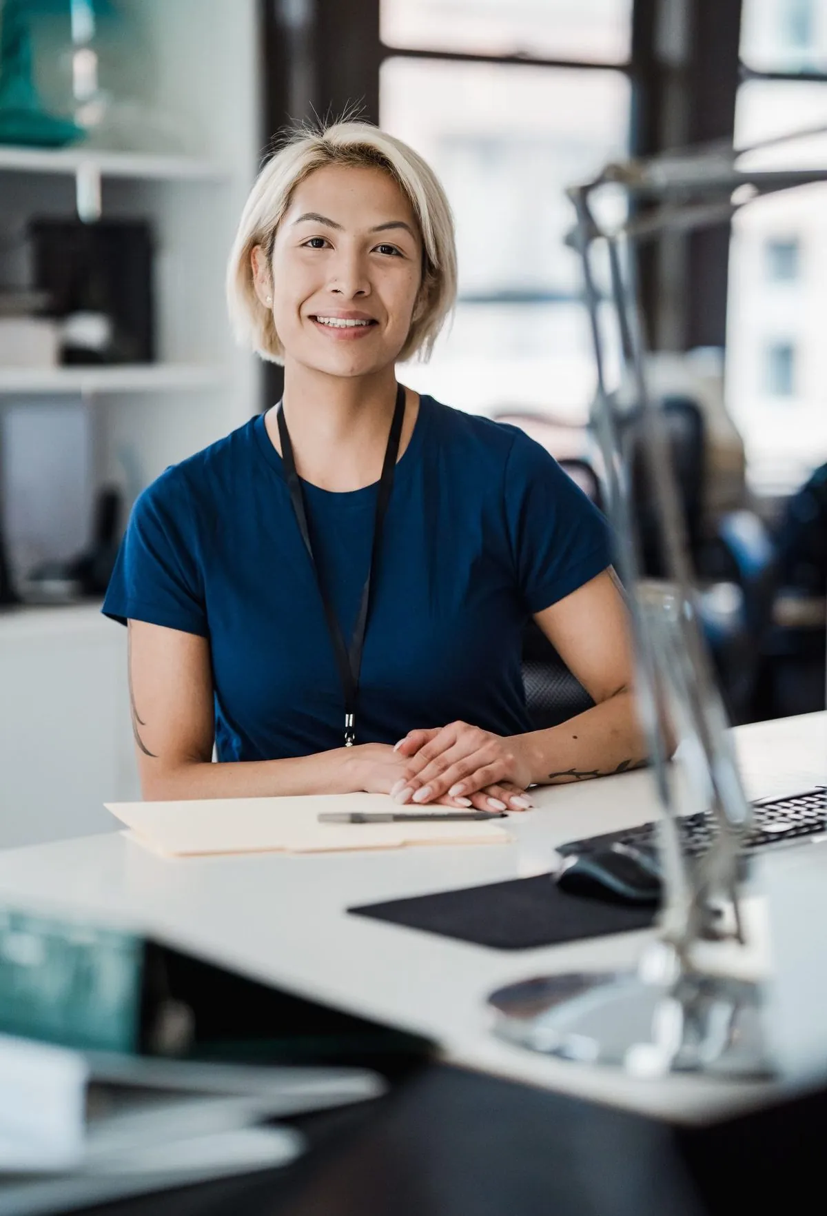 Medewerker met naamplaatje aan het bureau