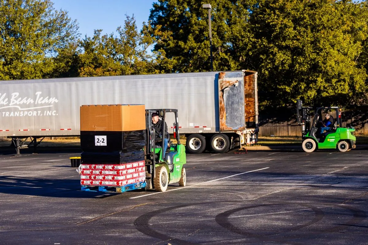 Magazijnmedewerkers laden met een heftruck pallets in een vrachtwagen