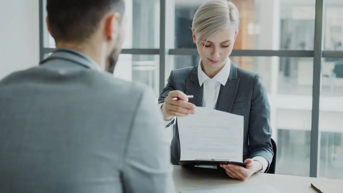 Twee professionals bekijken samen een contract op kantoor