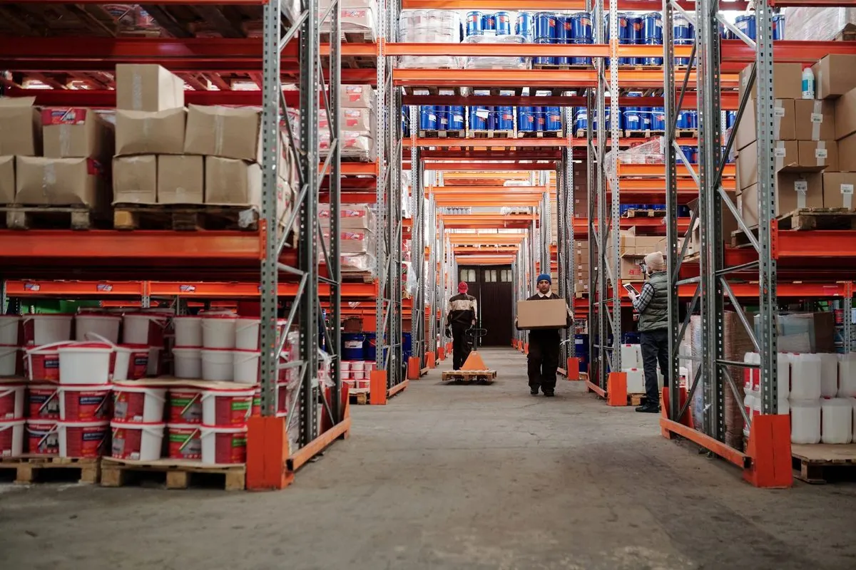 Medewerkers werken samen tussen de stellingen in een magazijn