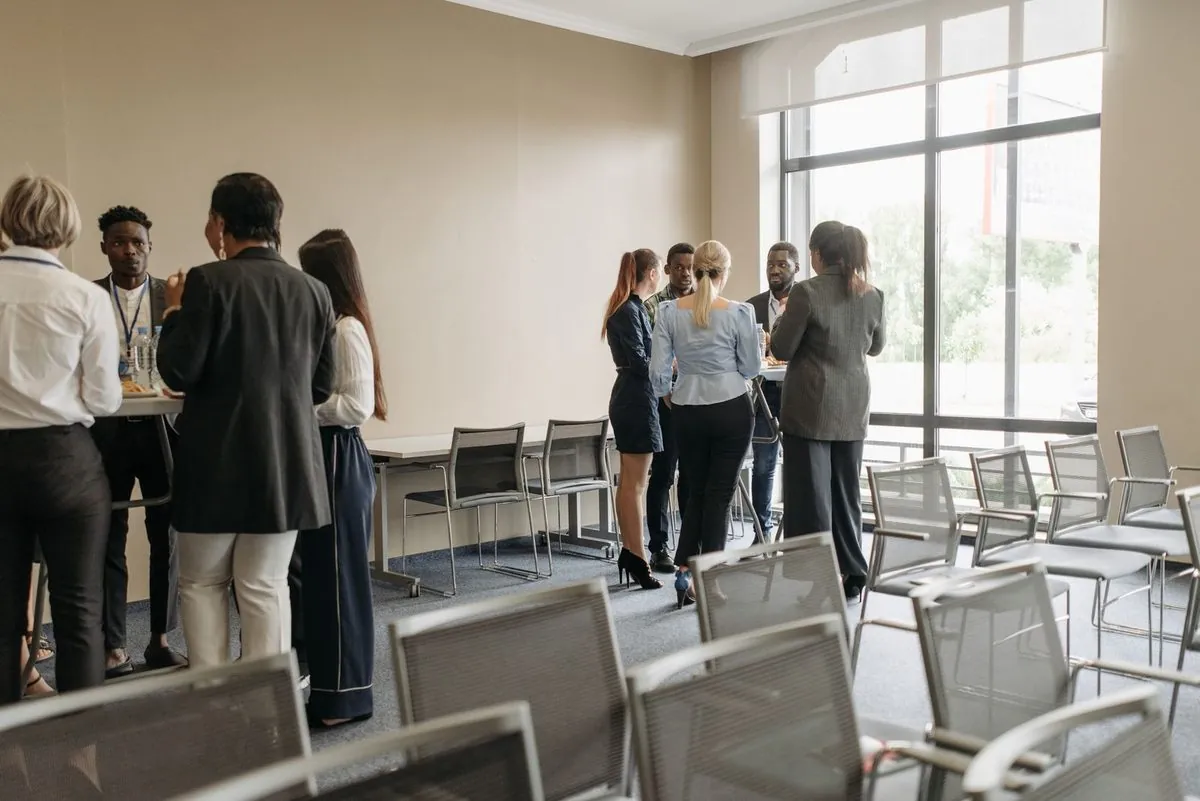 Een groep professionals praat informeel met elkaar op kantoor
