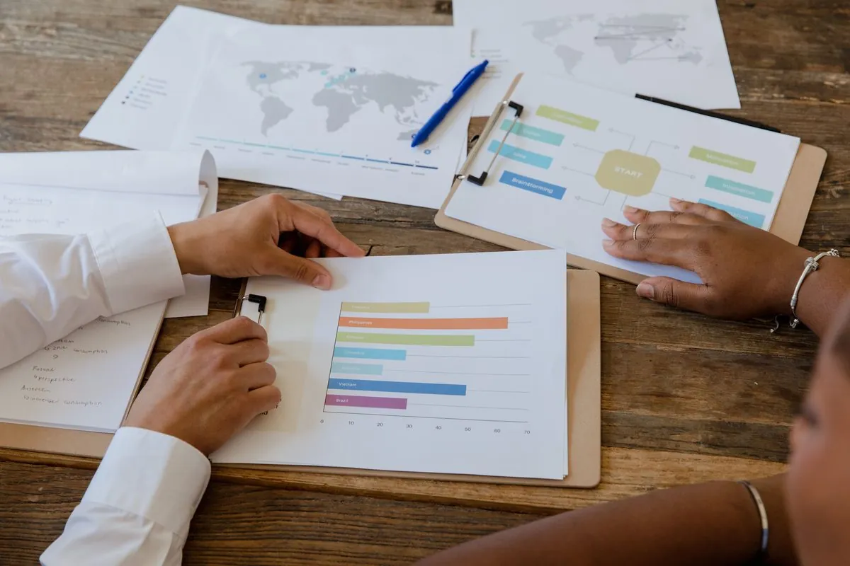 Collega's bespreken grafieken en voortgangsrapportages tijdens een overleg