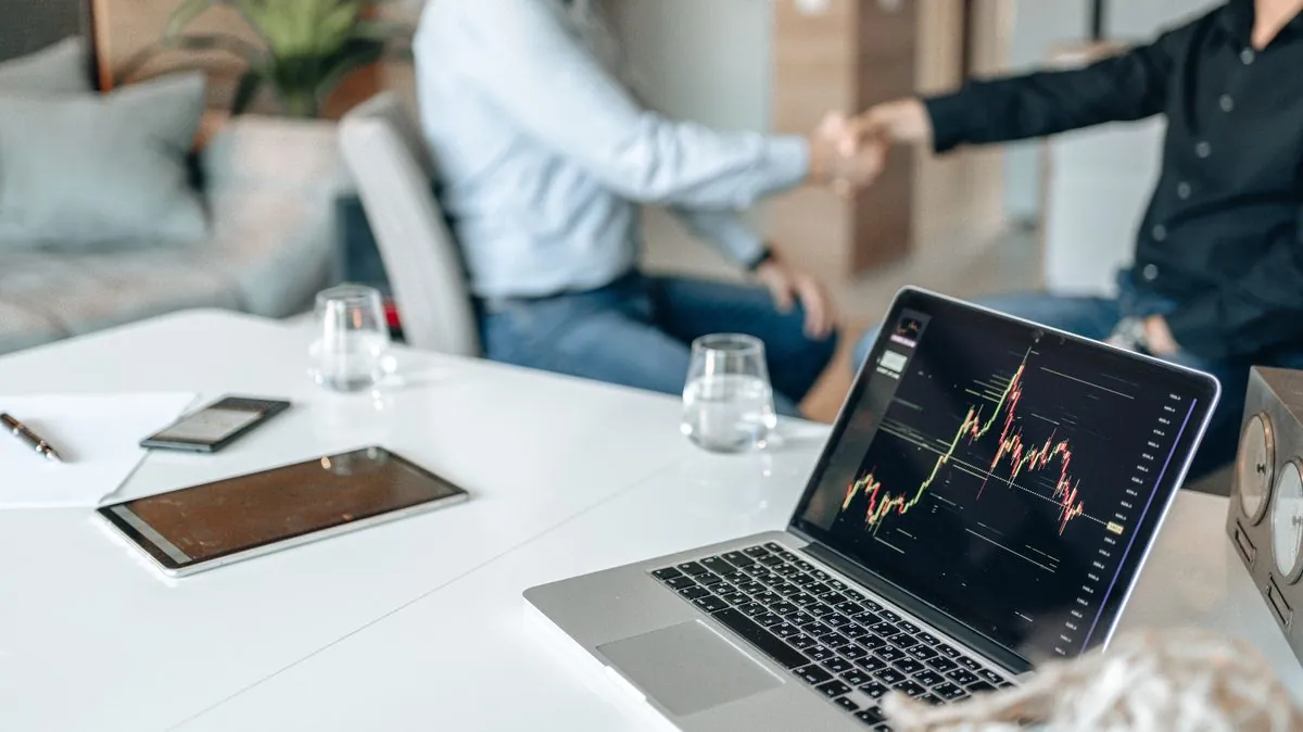 Twee partners bezegelen een samenwerking met een handdruk