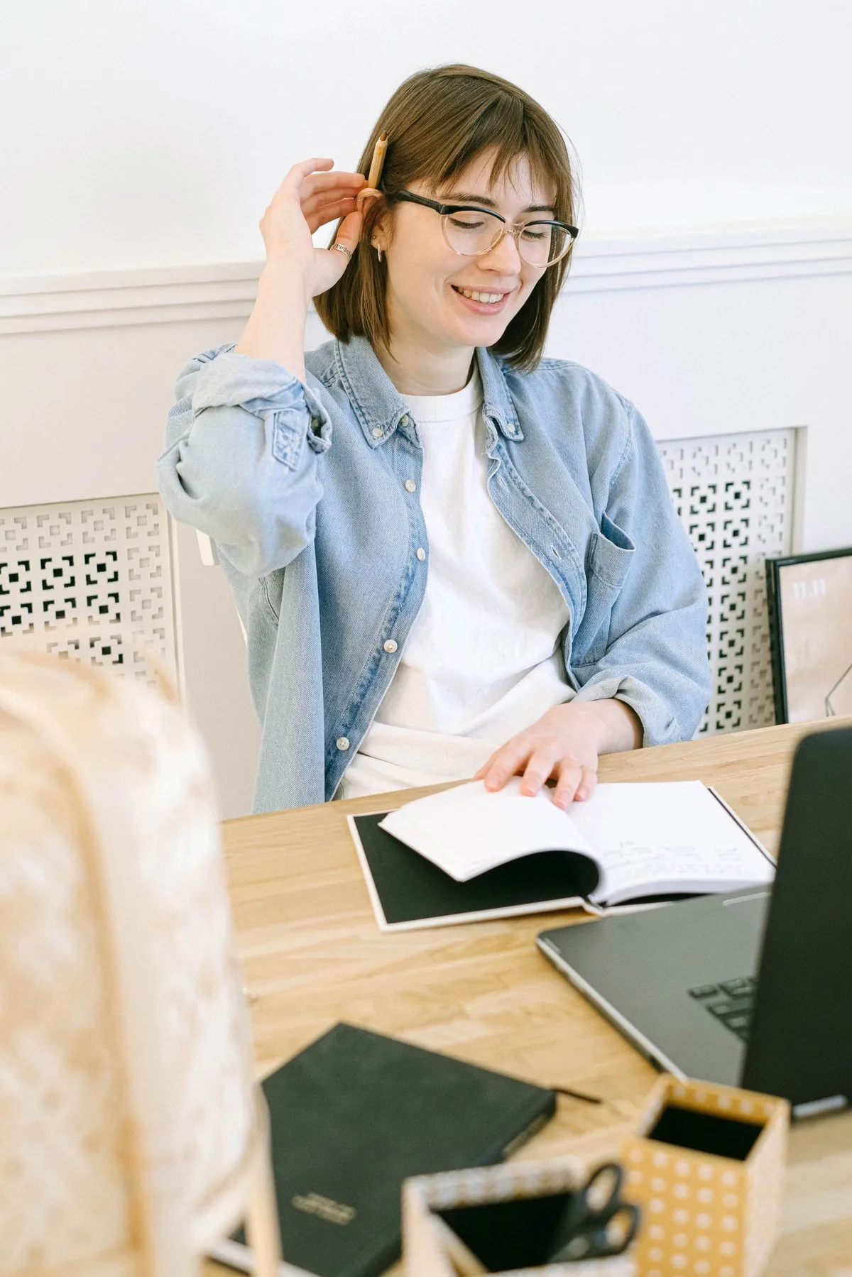 Vrouw met bril noteert aandachtspunten tijdens een adviesgesprek