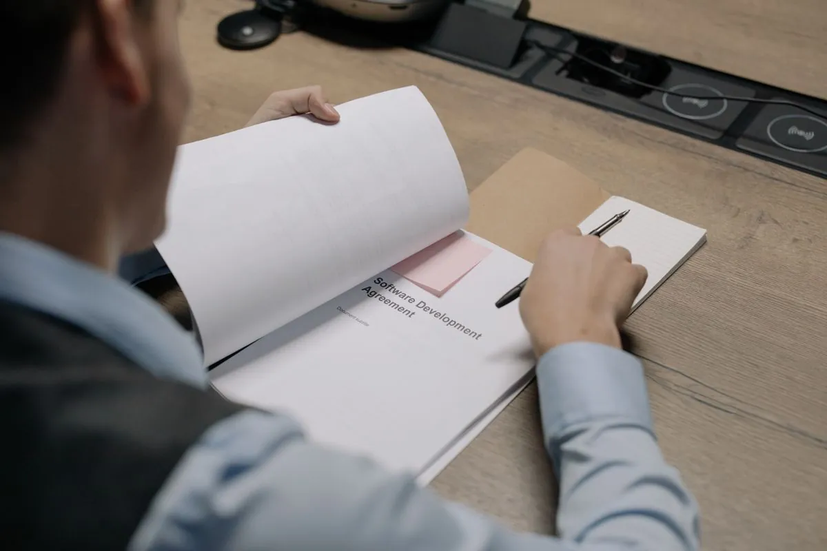 Professional bekijkt een aanbestedingsdocument